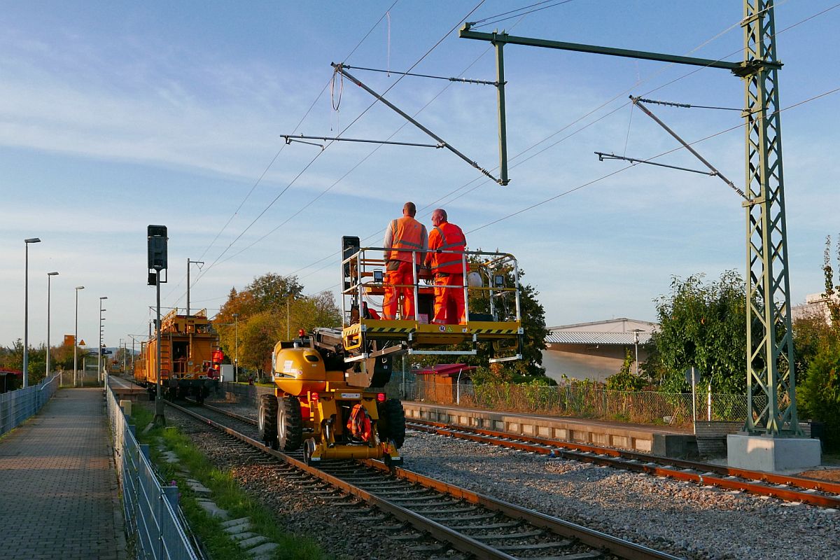 Bauarbeiten zur Elektrifizierung der Bodenseeg�rtelbahn, Streckenabschnitt Friedrichshafen - Lindau. Feierabend - Eine Zweiwege-Hubarbeitsb�hne f�hrt am 25.10.2019 zur Abstellung in den Bahnhof von Eriskirch.