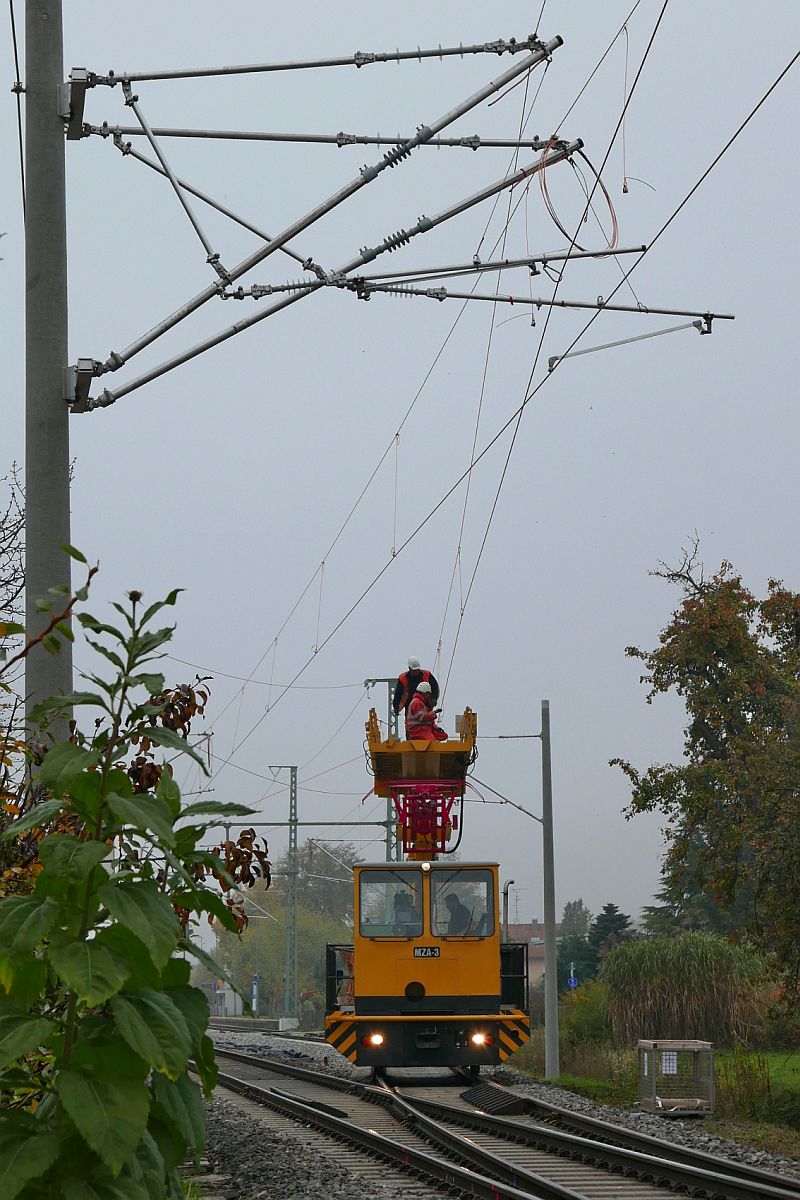 Bauarbeiten zur Elektrifizierung der Bodenseegrtelbahn, Streckenabschnitt Friedrichshafen - Lindau. Am 26.10.2019 bei Oberleitungsmontagearbeiten in Eriskirch eingesetztes Mehrzweck-Gleisarbeitsfahrzeug MZA (97 86 06 507 10-8).