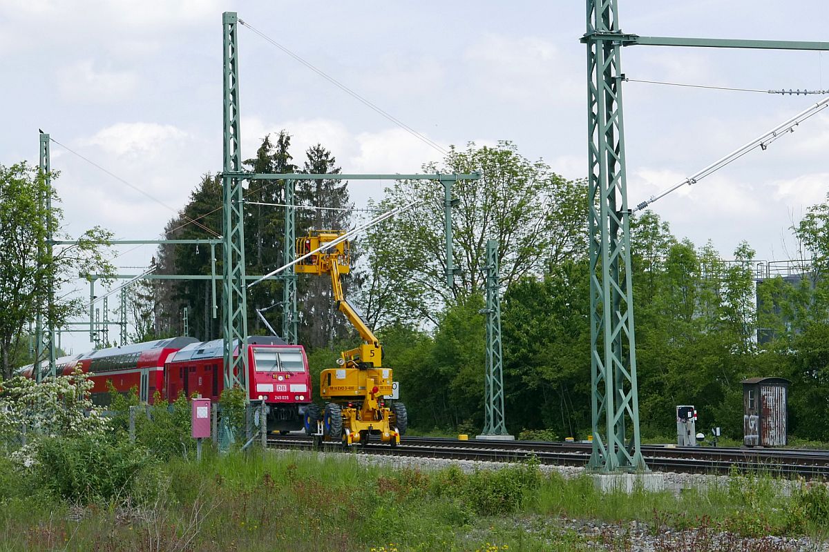 Bauarbeiten zur Elektrifizierung der S�dbahn - Die Zahl an Oberleitungsmasten im Bahnhof von Biberach (Ri�) erh�ht sich. Die auf Gleis 2 in den Zielbahnhof einfahrende 245 035 mit den aus Stuttgart kommenden Wagen des RE 4215 passiert eine Zweiwegehubarbeitsb�hne auf Gleis 1, w�hrend die Bauarbeiter, die dieses Ger�t ben�tigen, in der Mittagspause sind (23.05.2019).