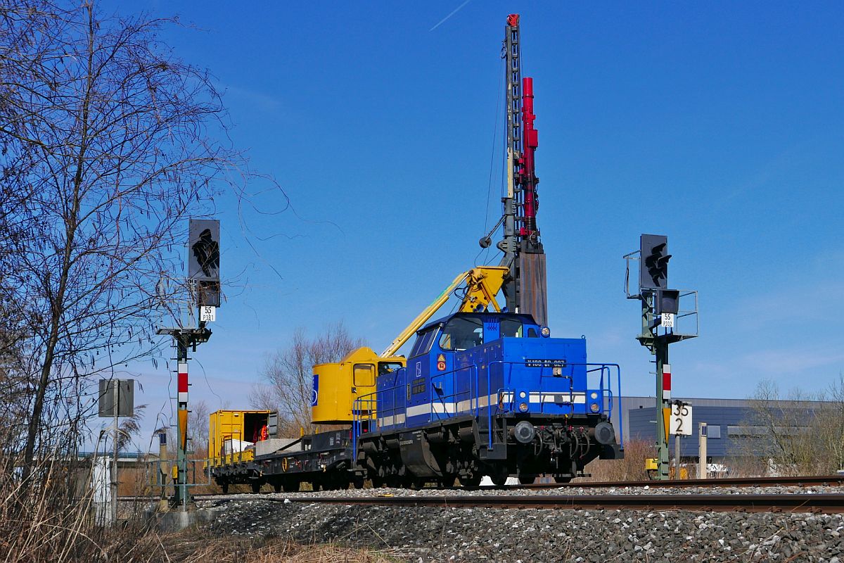 Bauarbeiten zur Elektrifizierung der Südbahn, Streckenabschnitt Biberach - Aulendorf. Zur Herstellung von Rammgründungen für Fahrleitungsmasten steht am 12.03.2019 bei Ummendorf 214 017-6 mit einer gleisgebundenen Ramme.
