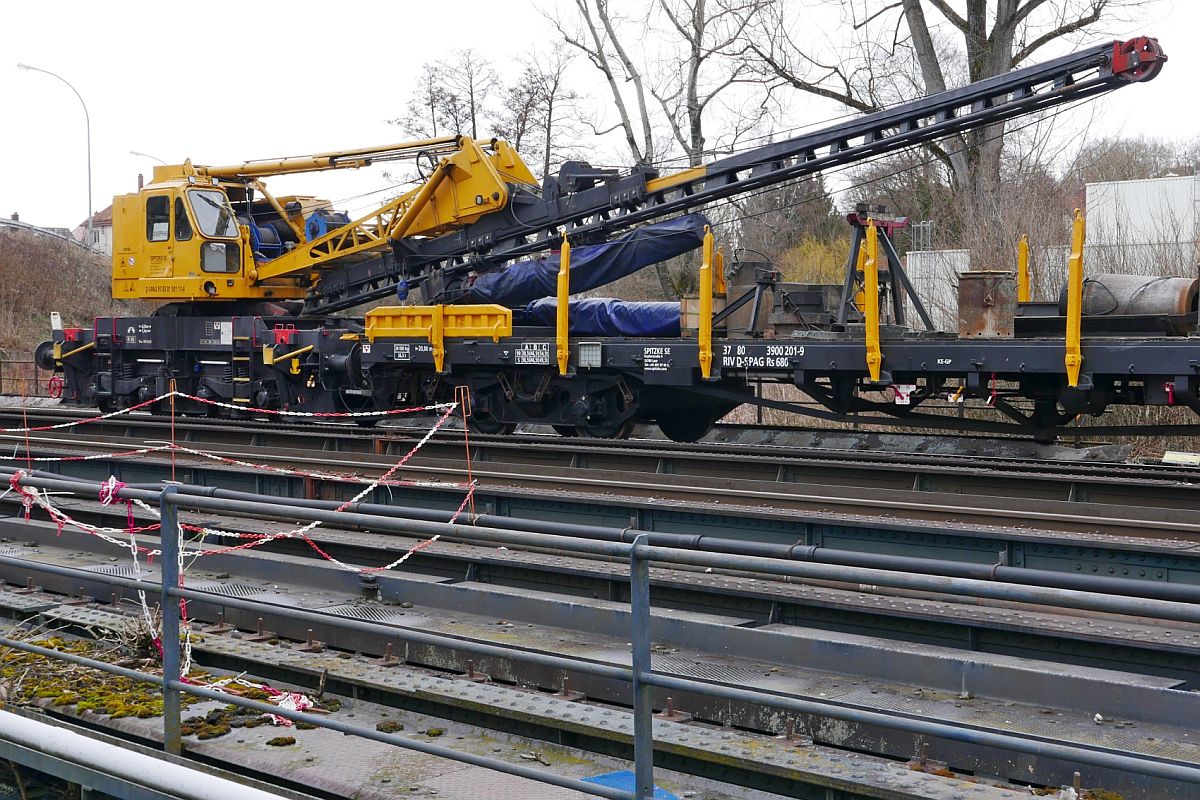 Bauarbeiten zur Elektrifizierung der Südbahn, Streckenabschnitt Biberach - Aulendorf. In einen Bauzug eingereiht ist die gleisgebundene Ramme D-SPAG 97 83 01 501 17-4. Biberach/Riß, 11.03.2019.