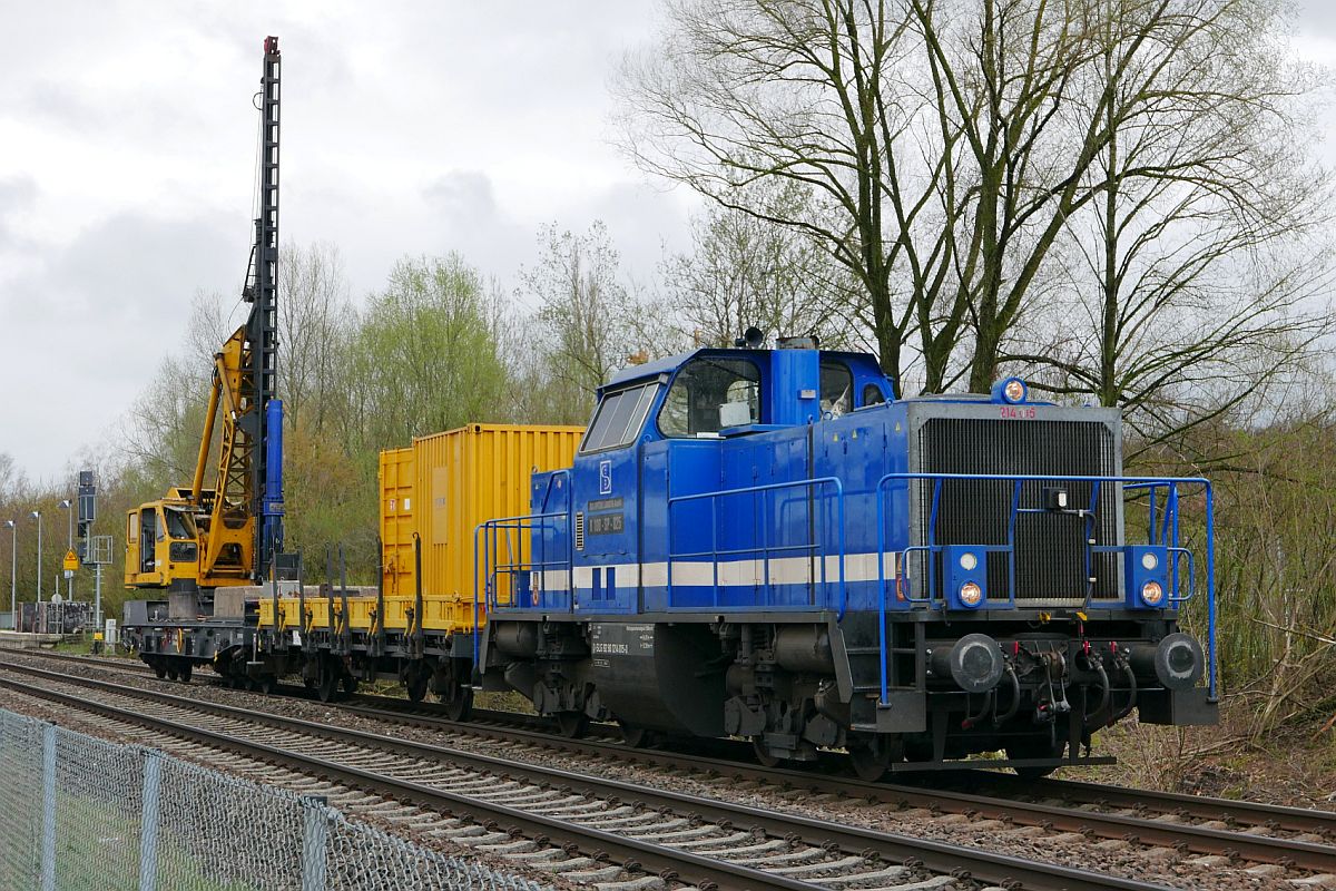 Bauarbeiten zur Elektrifizierung der Südbahn, Streckenabschnitt Biberach - Aulendorf. V100-SP-027 der SLG SPITZKE LOGISTIK GmbH (D-SLG 92 80 1214 017-6) steht am 08.04.2019 mit der gleisgebundenen Ramme auf einem Drehgestellflachwagen der Gattung Samms (81 80 4865 384-9) in der Nähe der Haltestelle Biberach Süd.