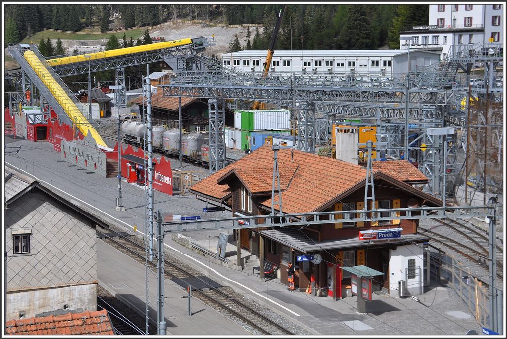Baubaracken und Förderbänder dominieren das Bild rund um den Bahnhof Preda. (15.09.2015)