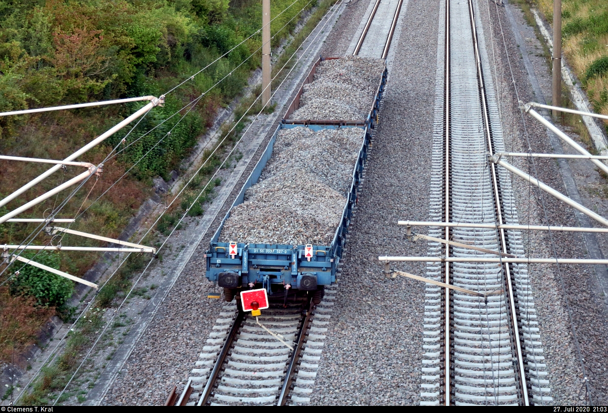 Baufortschritt auf der Schnellfahrstrecke Mannheim–Stuttgart (KBS 770)
Vom 11.4. bis zum 31.10.2020 werden zwischen Mannheim und Stuttgart sämtliche Gleise unter Vollsperrung saniert.
Nahe der Überleitstelle (Üst) Markgröningen Glems liegen inzwischen die neuen Schienen, ein paar Arbeiten sind dem Anschein nach noch notwendig. Von einer Brücke konnten zwei Flachwagen (weitere Daten leider nicht bekannt) mit Schotter aufgenommen werden.
[27.7.2020 | 21:03 Uhr]