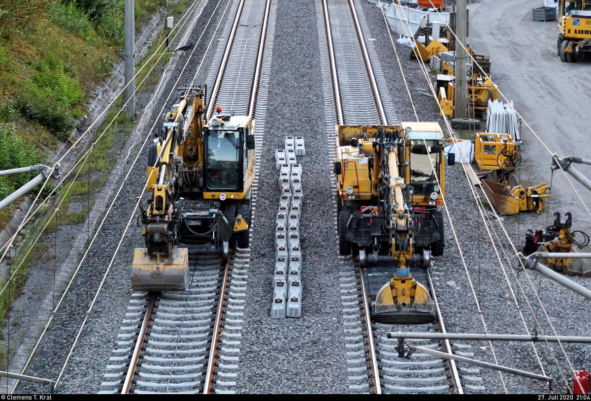 Baufortschritt auf der Schnellfahrstrecke Mannheim–Stuttgart (KBS 770)
Vom 11.4. bis zum 31.10.2020 werden zwischen Mannheim und Stuttgart sämtliche Gleise unter Vollsperrung saniert.
Nahe der Überleitstelle (Üst) Markgröningen Glems liegen inzwischen die neuen Schienen, ein paar Arbeiten sind dem Anschein nach noch notwendig. Von einer Brücke konnte ein ATLAS Zweiwegebagger (rechts) und ein Zweiwegebagger Liebherr A 922 Rail Litronic der Spitzke SE aufgenommen werden.
[27.7.2020 | 21:04 Uhr]