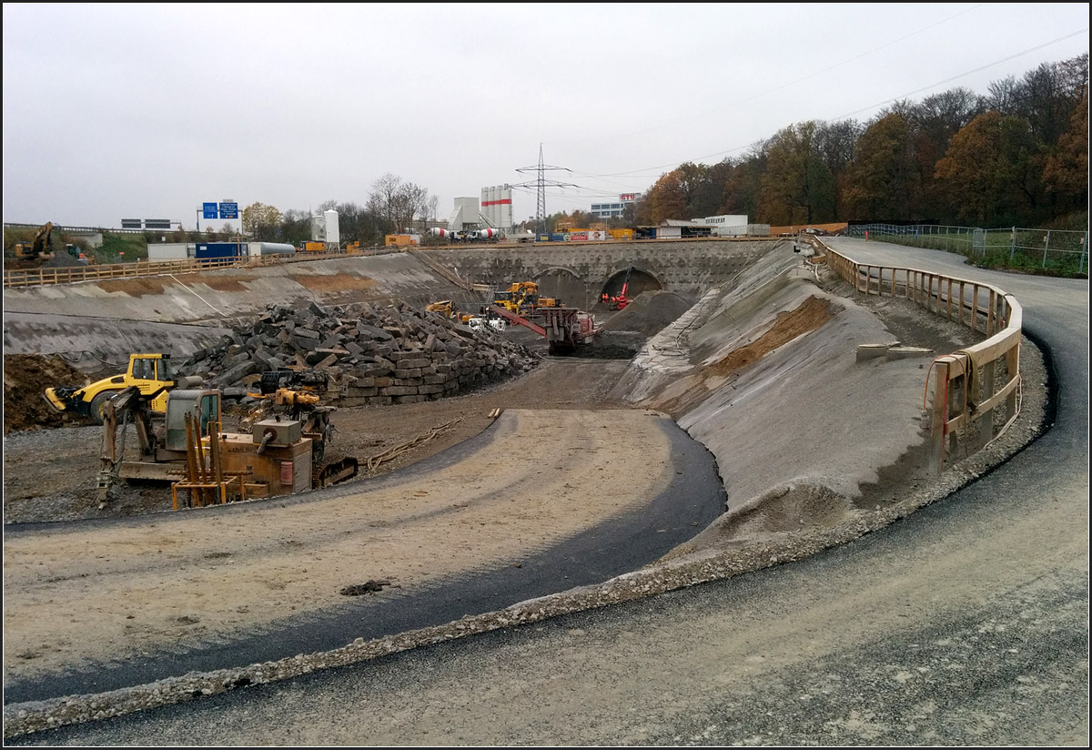 Baugrube Fildportal -

Blick auf die Baugrube für das Tunnelportals in der Nähe des Flughafen Stuttgart-Echterdingen. Von hier werden einmal die Züge durch den 9,5 km langen Fildertunnel hinab zum Stuttgarter Hauptbahnhof fahren. Nach dem Landrückentunnel (10,8 km) und dem Mündener Tunnel (10,5 km) wird dies der drittlängste Bahntunnel in Deutschland sein.

17.11.2013 (Jona)