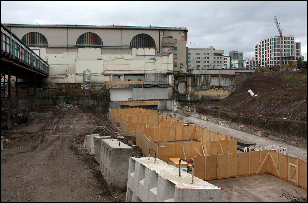 Baugrube über dem S-Bahntunnel -

Inzwischen sind alle Geschosse (früher Tiefgarage und Zugangsbauwerk) über dem S-Bahntunnel abgetragen und der Fußgängertunnel zur Verbindung S-Bahn / Fernbahnsteige kann gebaut werden.

Da jetzt aber über dem unter dem Grundwasserspiegel liegenden S-Bahntunnel Gewicht fehlt, muss man dafür Sorge tragen das dieser nicht durch den Auftrieb nach oben drückt.

Tage der offenen Baustelle, 05.01.2018 (M)