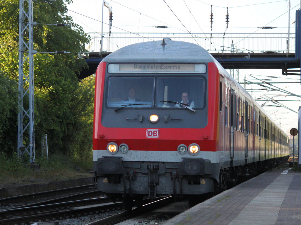 Baumblüten-Express als LR 70111 von Rostock Hbf nach Warnemünde bei der Durchfahrt in Rostock-Bramow.25.05.2017