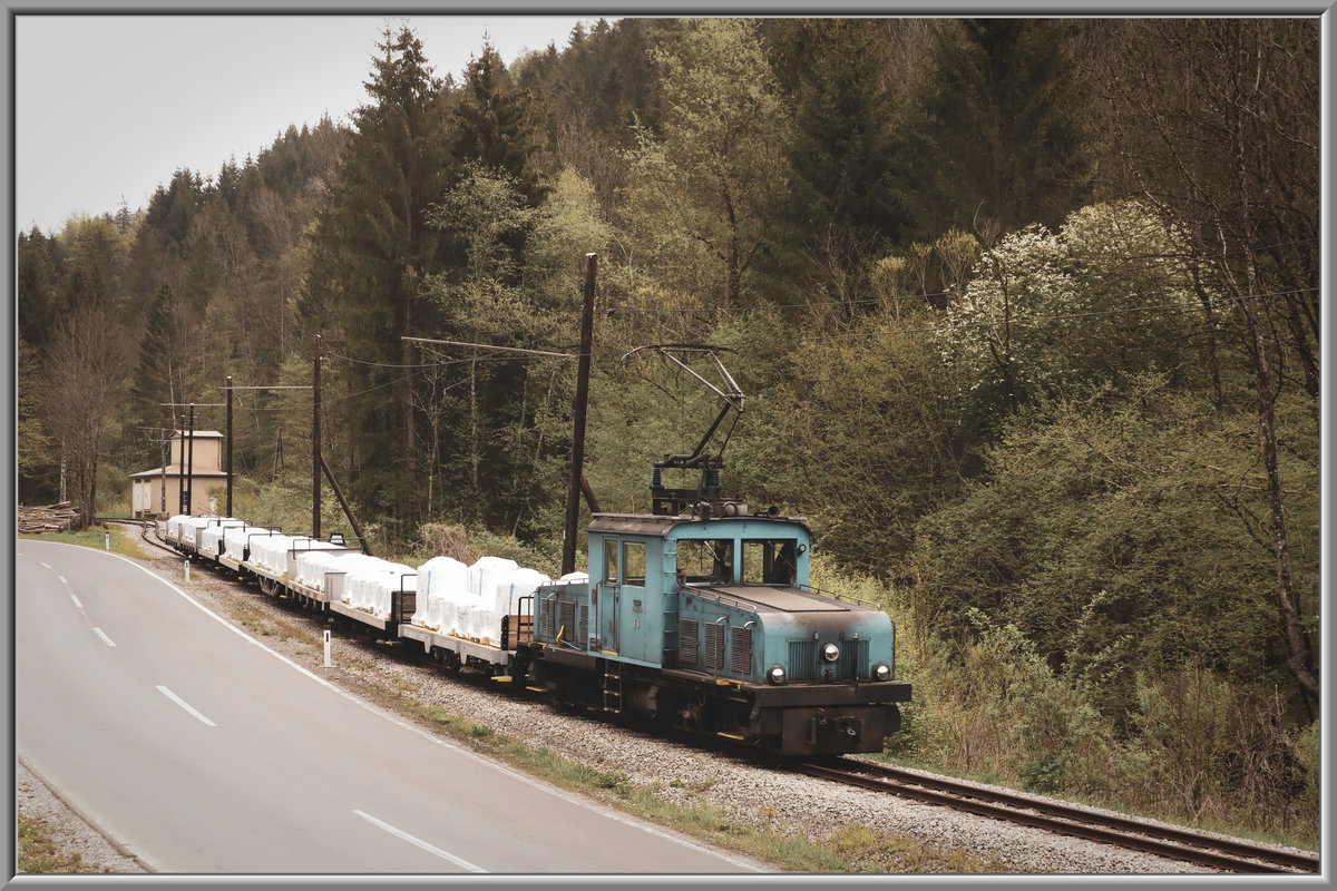 Baumgartenwiese ist die Mittelstation und zugleich Energieversorgung für die knapp 11 Kilometer der Breitenauerbahn. 

Hier am Rückweg rollt die Et2 mit einem beladenen Zug aus dem Bahnhof hinaus. 
26.04.2019