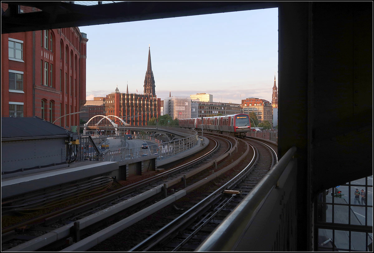 Baumwall-Variationen -

Blick aus der Halle nach Draußen auf die Hochstrecke in Richtung Rödingsmarkt. 
Hochbahnstation Baumwall (Elbphilharmonie) der Hamburger Linie U3.

17.08.2018 (M)