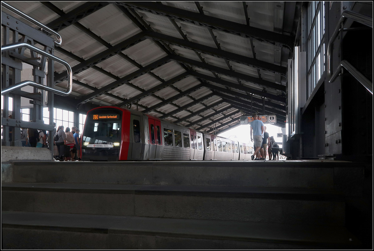 Baumwall-Variationen -

Blick IN die Bahnsteighalle.
Hochbahnstation Baumwall (Elbphilharmonie) der Hamburger Linie U3.

15.08.2018 (M)