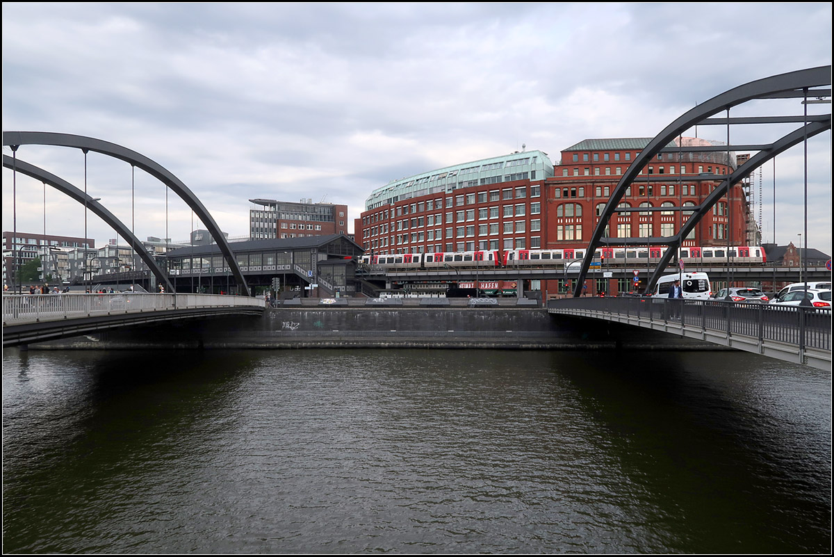 Baumwall-Variationen -

Die Station und ihr Umfeld von Außen. Rechts und links die Niederbaumbrücken. 
Hochbahnstation Baumwall (Elbphilharmonie) der Hamburger Linie U3.

17.08.2018 (M)