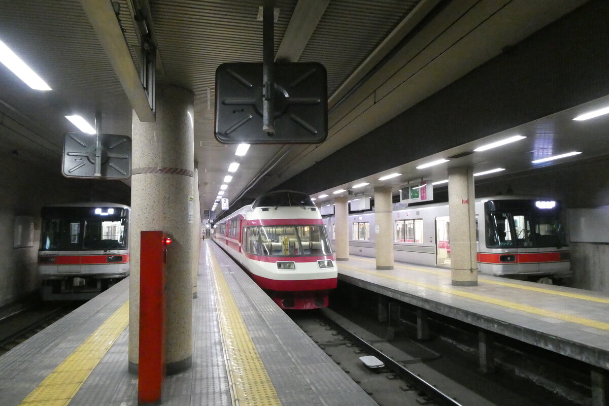 Baureihe 1000 (Mitte das foto) und zwei Baureihe 3000 (Beide Seiten das foto) der Nagano-Dentetsu Bahn,  im 05.03.2023, Nagano Dentetsu-Nagano Bf.
Der Baureihe 1000 war ursprünglich die Baureihe 10000  Romance Car HiSE  der Odakyū bahn, Die Baureihe 3000 wurde ursprünglich auf der Hibiya-Linie, dem U-Bahn Tokio, eingesetzt und war die Baureihe 03.
