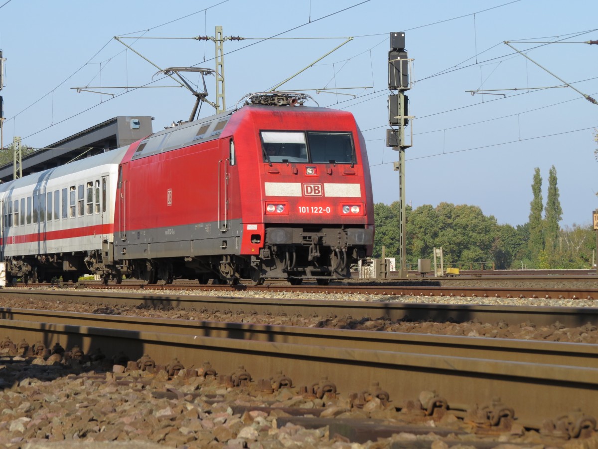 Baureihe 101 mit einem Intercity aus Richtung Hamburg Hbf, überquerte hier soeben die Süderelbe und wird gleich durch Harburg rauschen.  (4.10.2014)