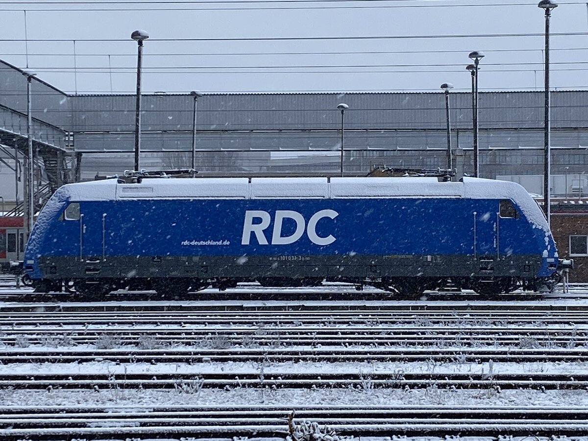 Baureihe 101 von RDC (ehemals 101-031 DB) im verschneiten Berlin-Lichtenberg, Januar 2024.