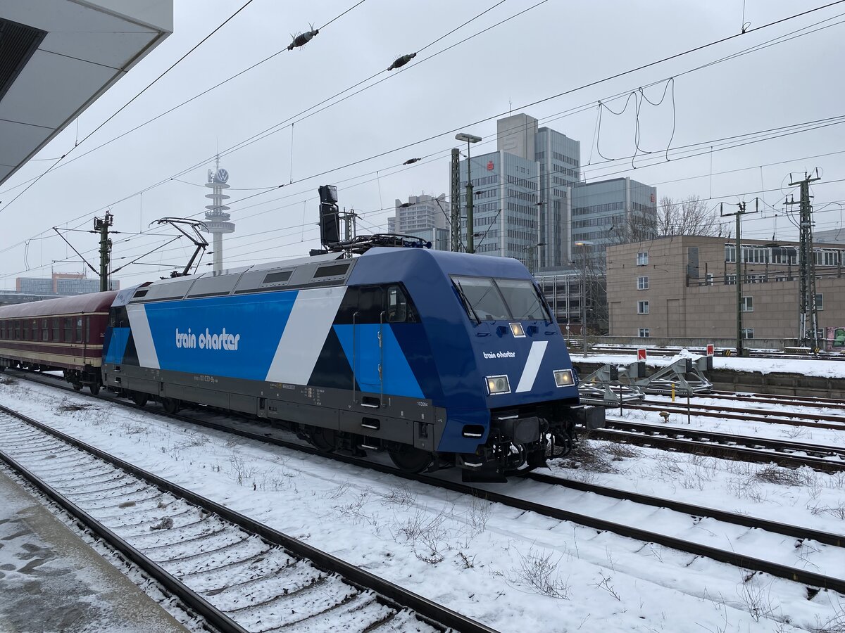 Baureihe 101 TCS (ehemals 101-033 DB) im verschneiten Hannover, Dezember 2023.
