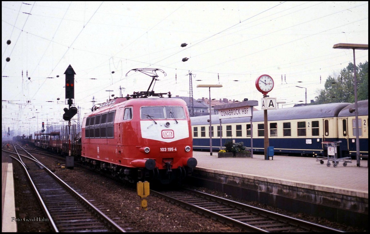 Baureihe 103 mit Güterzug!!!
Das konnte ich nur einmal im Bild fest halten: 103195 rollt mit einem Güterzug aus Richtung Bremen kommend durch den oberen Bahnhof von Osnabrück HBF. Der Zug fuhr am 11.5.1989 um 11.53 Uhr in Osnabrück auf Gleis 2 in Richtung Münster durch.
