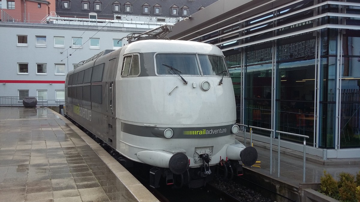 Baureihe 103 der  Rail Adventure  wartet auf Sondergleis im Hauptbahnhof Köln am 25.11.2015