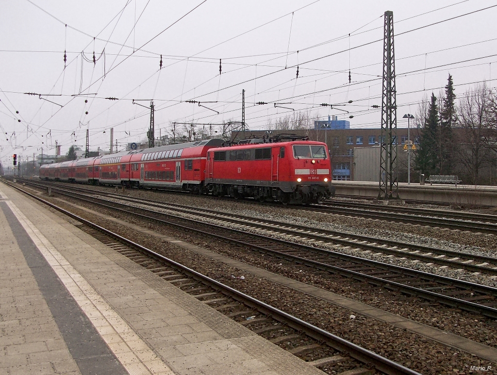 Baureihe 111 und Doppelstockwagen mit der Aufschrift  München-Salzburg-Express  waren im Jahr 2013 keine Seltenheit, sondern Tagesgeschäft. 111 067 hat hier einen RE nach Salzburg am Haken und durchfährt München-Heimeranplatz. Aufgenommen am 5.4.2013