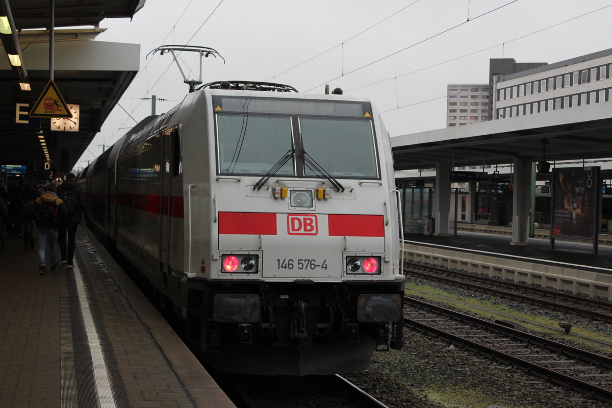 Baureihe 146 576-4 der DB Fernverkehr AG steht am 21:12:2107 verschlossen auf Gleis 5 im Braunschweiger Hauptbahnhof 