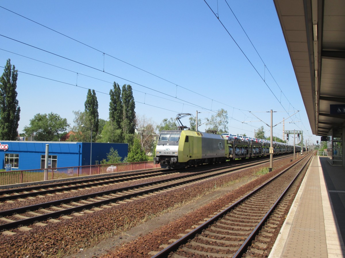 Baureihe 152 197 0 von ITL mit einem Autozug durchfährt den S Bahnhof Dresden - Reick. 12.06.2014