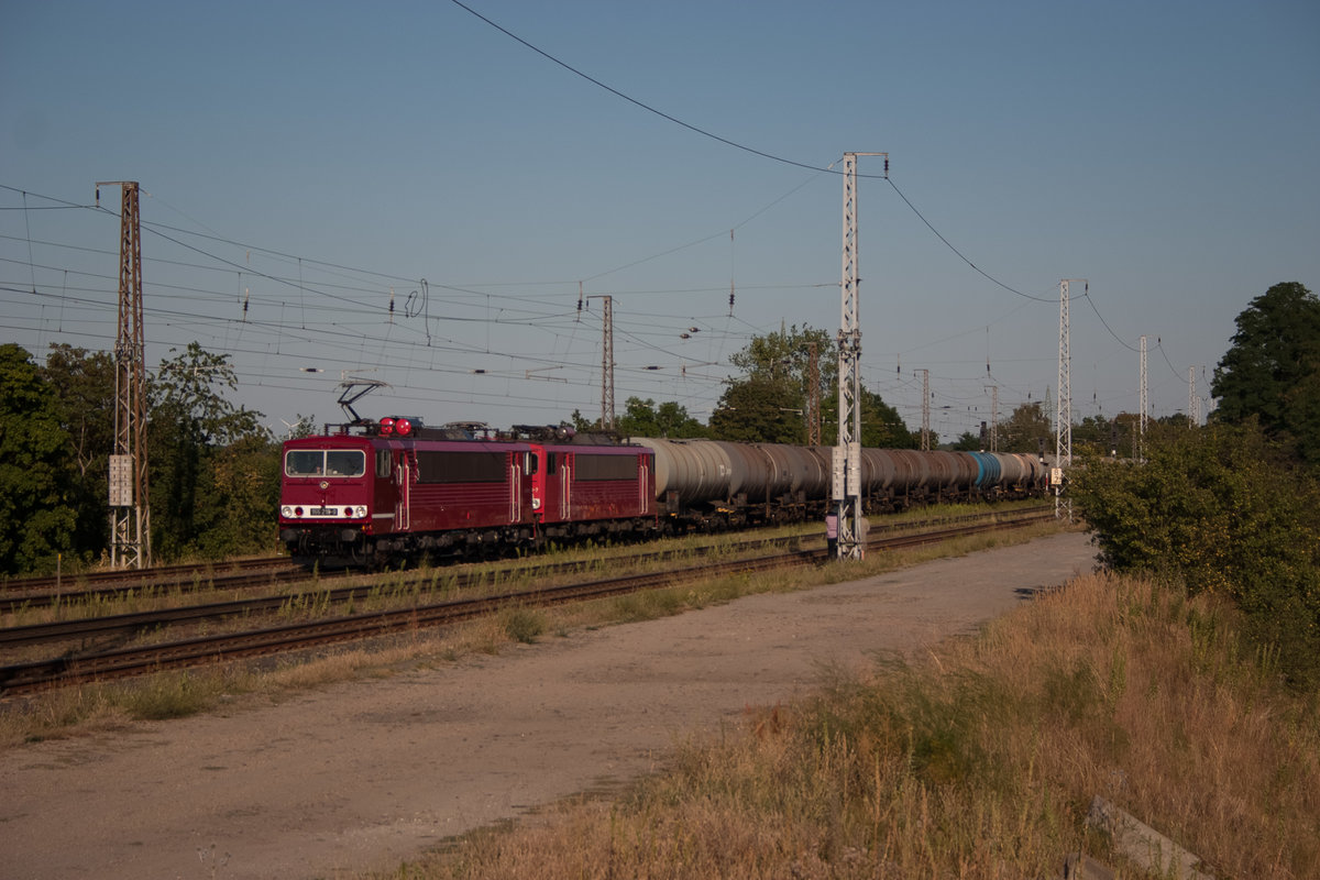 Baureihe 155 219 zog am 16.08.2020 eine kalte Schwester, 155 183, und einen Kesselwagenzug durch BSAM (Saarmund) gen BPDP (Potsdam Pirschheide) und weiter in Richtung LM (Magdeburg Hbf).