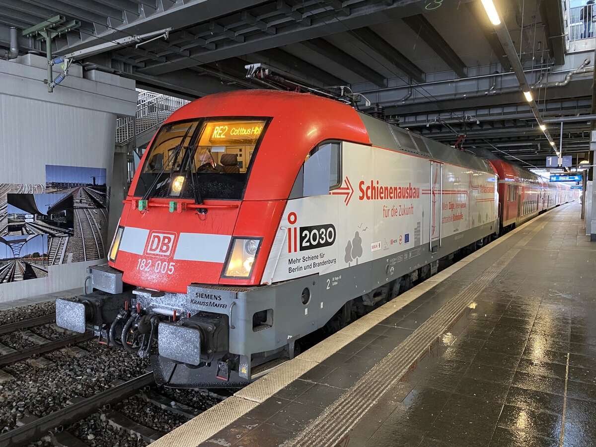 Baureihe 182 005 DB Regio mit Werbung, Berlin-Ostkreuz, Januar 2024.