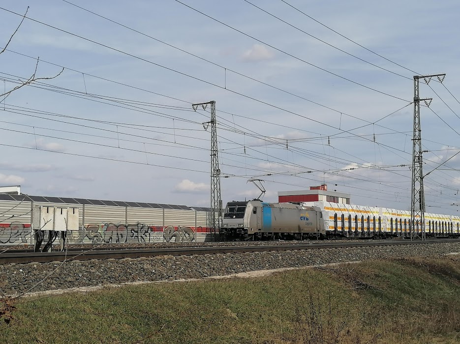 Baureihe 185 von Railpool mit einem Rungenwagenzug, gesichtet am 25.03.2021 am Hohe Marter in Nürnberg.