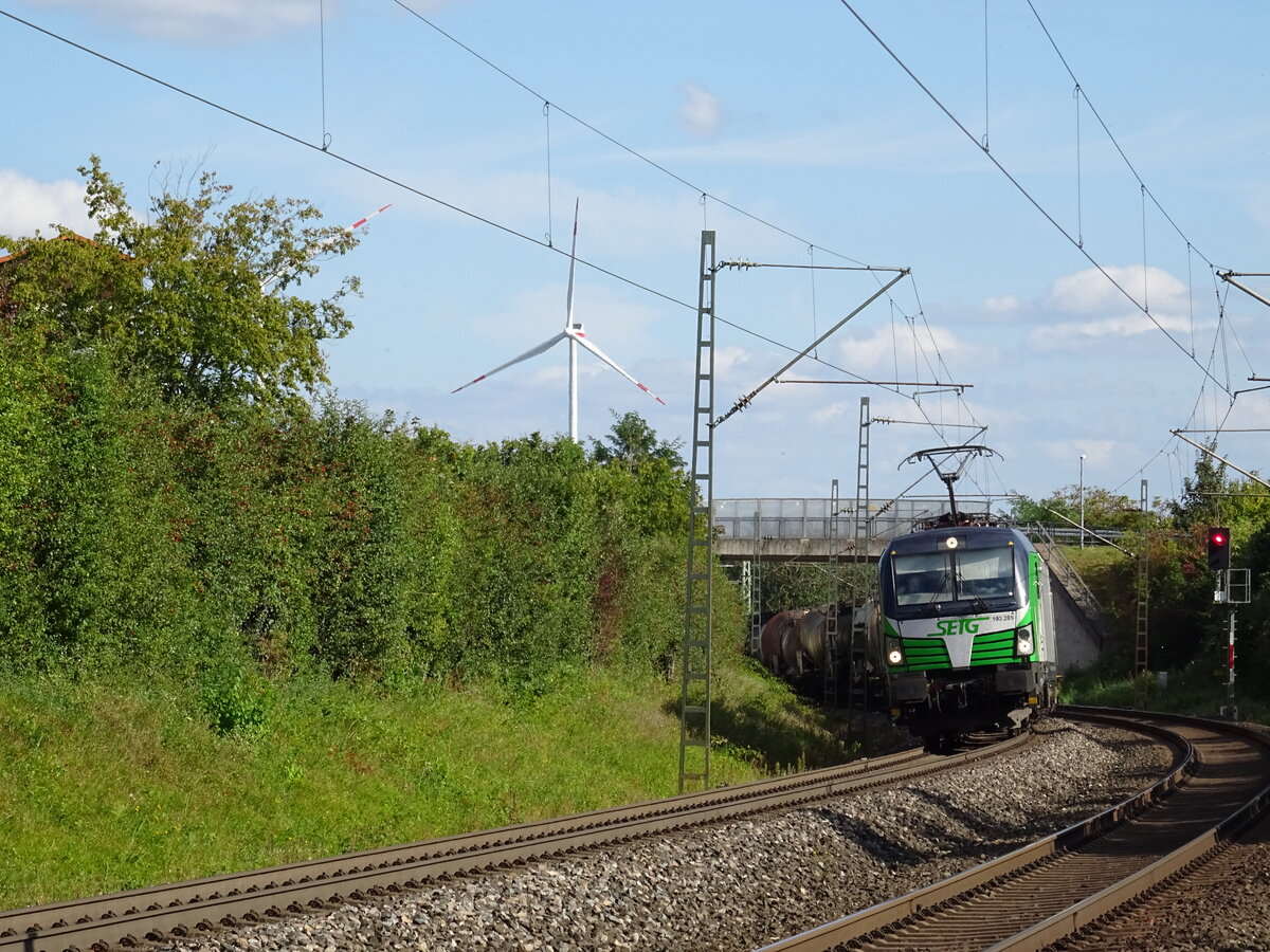 Baureihe 193 mit einem Knickkesselwagenzug gesichtet am Bahnhof in Hagenbüchach. Ablichtungsdatum: 12.09.2021