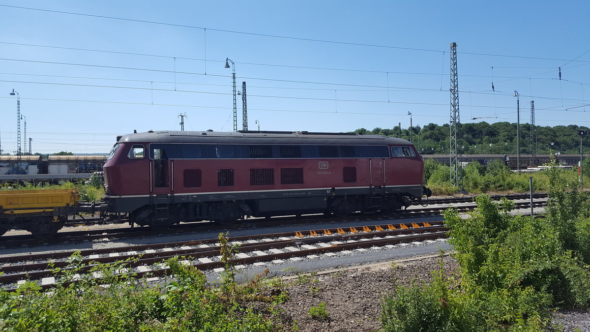 Baureihe 215 025-8 mit Bauzug in Göttingen am 27.06.2019