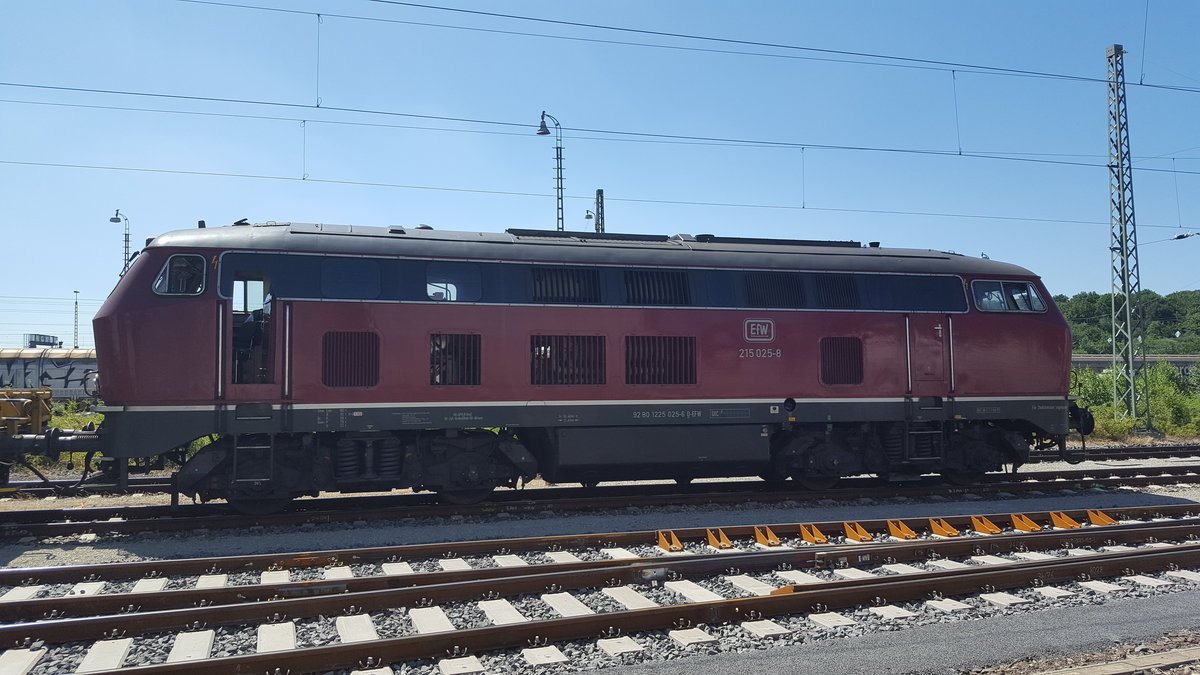 Baureihe 215 025-8 mit Bauzug in Göttingen am 27.06.2019
