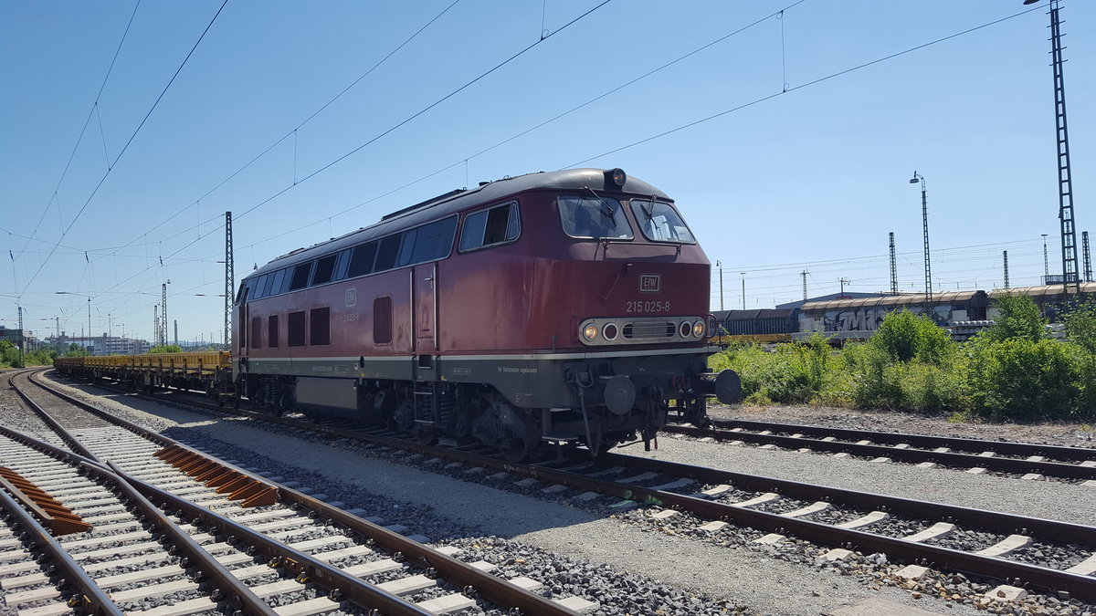 Baureihe 215 025-8 mit Bauzug in Göttingen am 27.06.2019