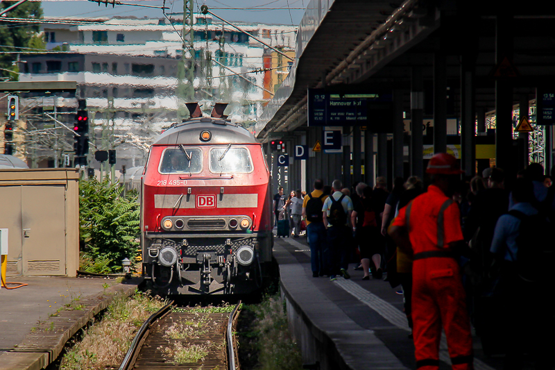 Baureihe 218 mit InterCity-Garnitur aus Oberstdorf, Allgäu als IC2012 in Stuttgart Hbf, 26.05.2018