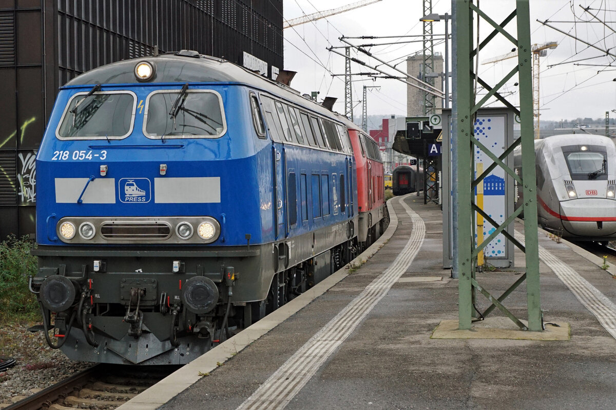 Baureihe 218:
Die starken Dieselmotoren der Baureihe 218 brummen auch noch im Jahre 2021  im alten und verwahrlosten Kopfbahnhof Stuttgart Hbf.,  der schon bald durch den Neubau ersetzt wird, an dem schon seit vielen Jahren fleissig gebaut wird.
Mit etwas Fotografenglück konnten am 18. November 2021 noch einmal verschiedene Impressionen verewigt werden, die schon bald Geschichte sein werden.
Das bunte Duo mit der blauen  PRESS  218 054-3 zusammen mit der 218 463-8 auf Rangierfahrt.
Foto: Walter Ruetsch  
