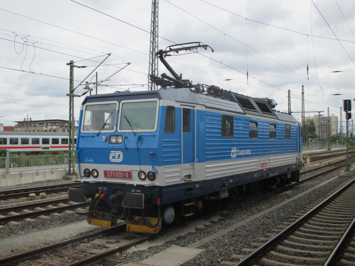 Baureihe 371 001 9  Lucka  wartet auf Ihren nächsten Einsatz am Dresdner Hauptbahnhof. 21 06 14