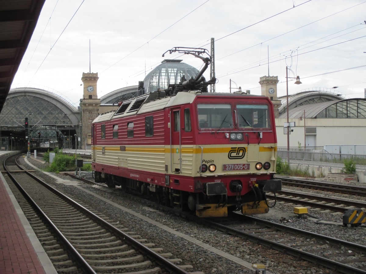 Baureihe 371 005 0  Pepin  am Dresdner Hauptbahnhof. 21 06 14 
