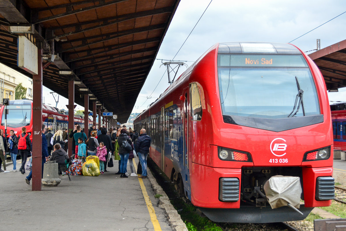 Baureihe 413 / Fahrzeug 413 036 der Serbischen Eisenbahnen (ŽS), aufgenommen 28.10.2017 im Hauptbahnhof von Belgrad. Fährt um 17:40 Uhr als Schnellzug 756 nach Novi Sad. Fahrradmitnahme möglich.