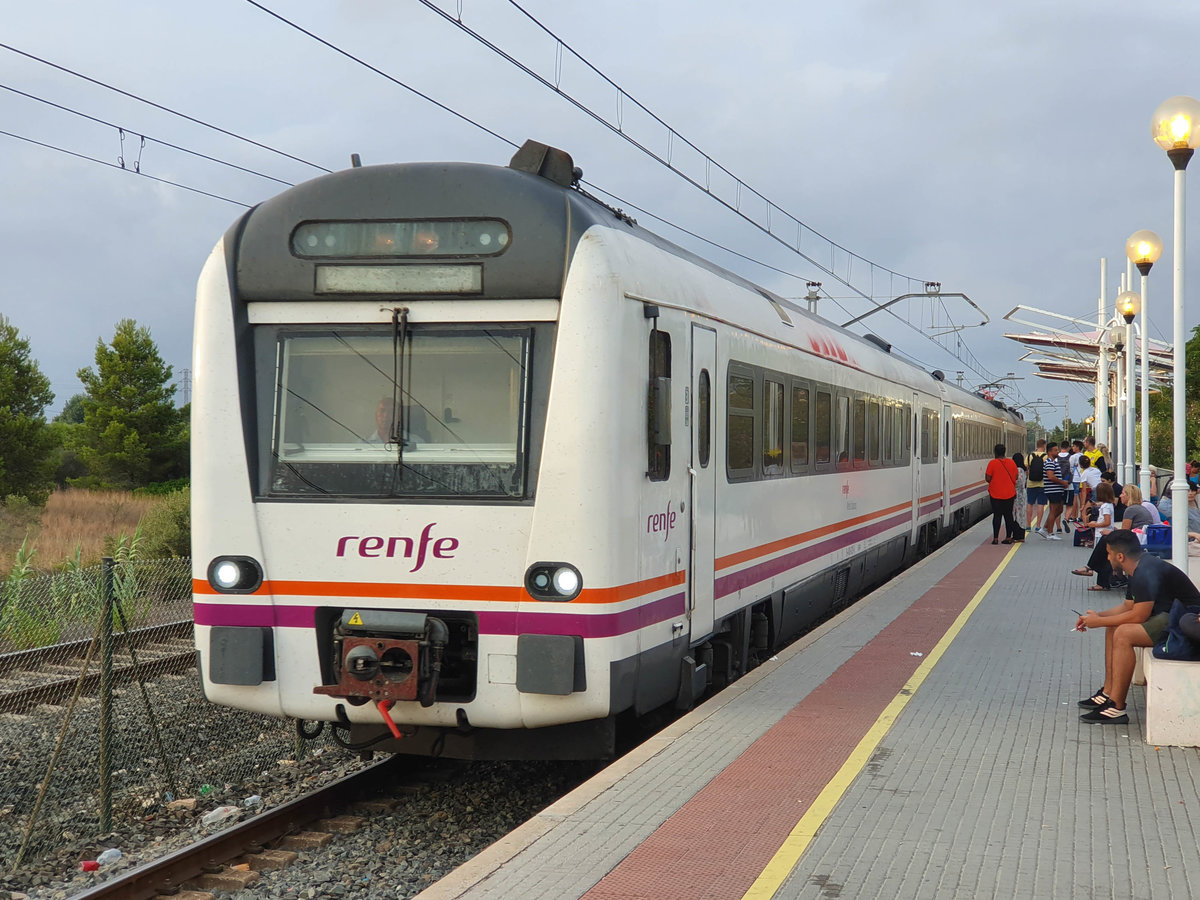 Baureihe 448 aus Barcelona im Bahnhof Port Aventura, 07.08.2019.