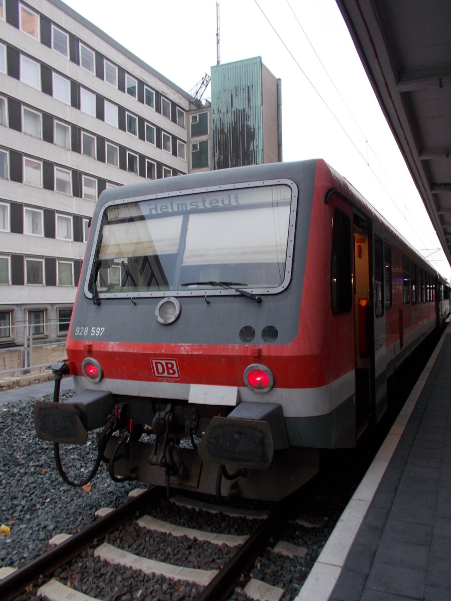 Baureihe 928 597 in Braunschweig Hauptbahnhof kurz vor der Abfahrt nach Ülzen am 02:11:2017