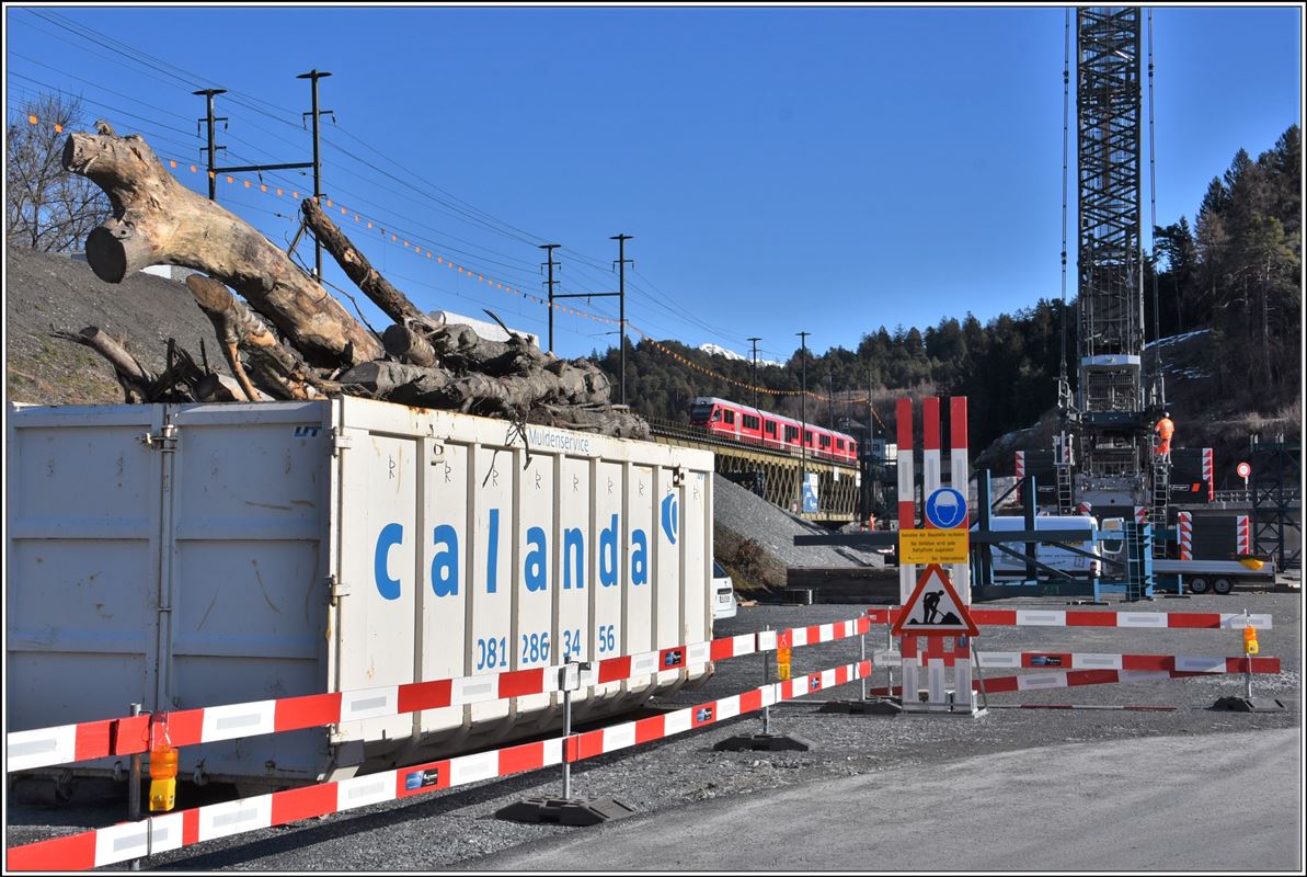 Baustelle 2. Hinterrheinbrücke in Reichenau-Tamins. Die S2 1555 mit ABe 4/16 3101 passiert die Brückenbaustelle. (15.01.2018)