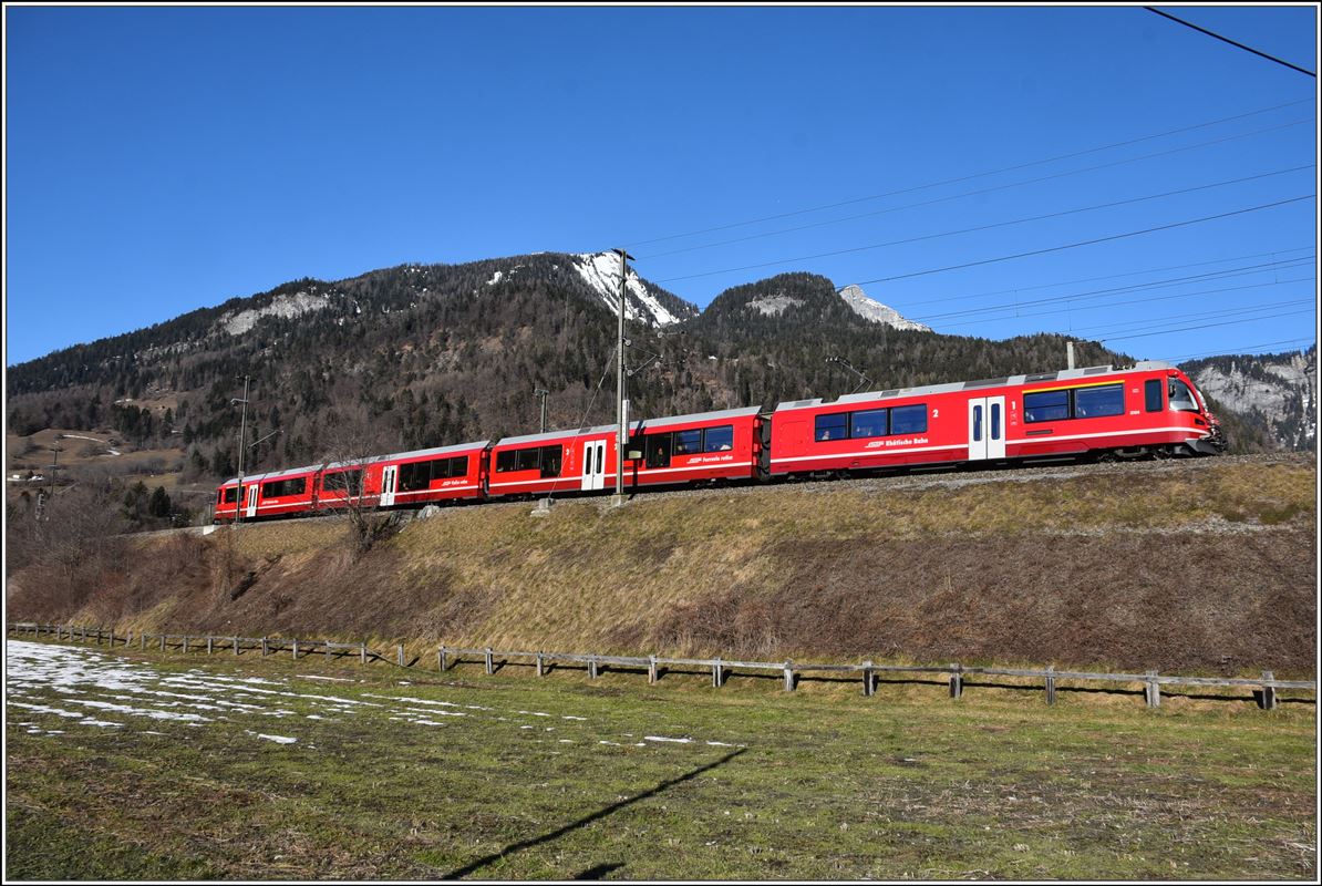 Baustelle 2. Hinterrheinbrücke in Reichenau-Tamins. Die S2 1558 mit ABe 4/16 3104 nähert sich der Brückenbaustelle in Reichenau. (15.01.2018)