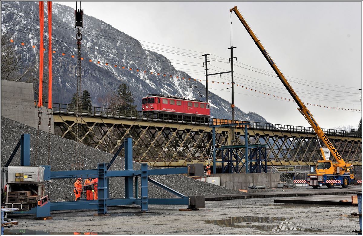 Baustelle 2. Hinterrheinbrücke in Reichenau-Tamins. Ge 6/6 II 703  St.Moritz  ist als Lokzug Richtung Thusis unterwegs. (16.01.2018)