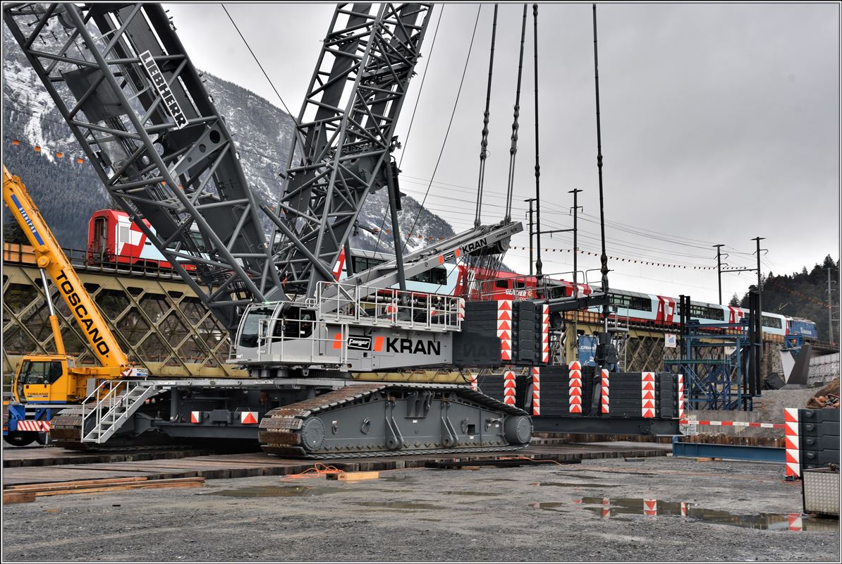 Baustelle 2. Hinterrheinbrücke in Reichenau-Tamins. Glacier Express 902 aus Zermatt mit Ge 4/4 II 619  Samedan . (16.01.2018)
