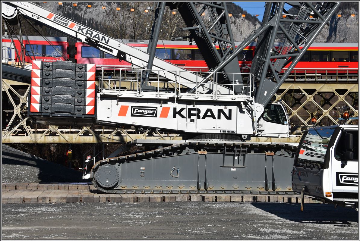Baustelle 2. Hinterrheinbrücke in Reichenau-Tamins. IR1137 nach St.Moritz mit ABe 8/12 3509 überquert den Hinterrhein. (15.01.2018)