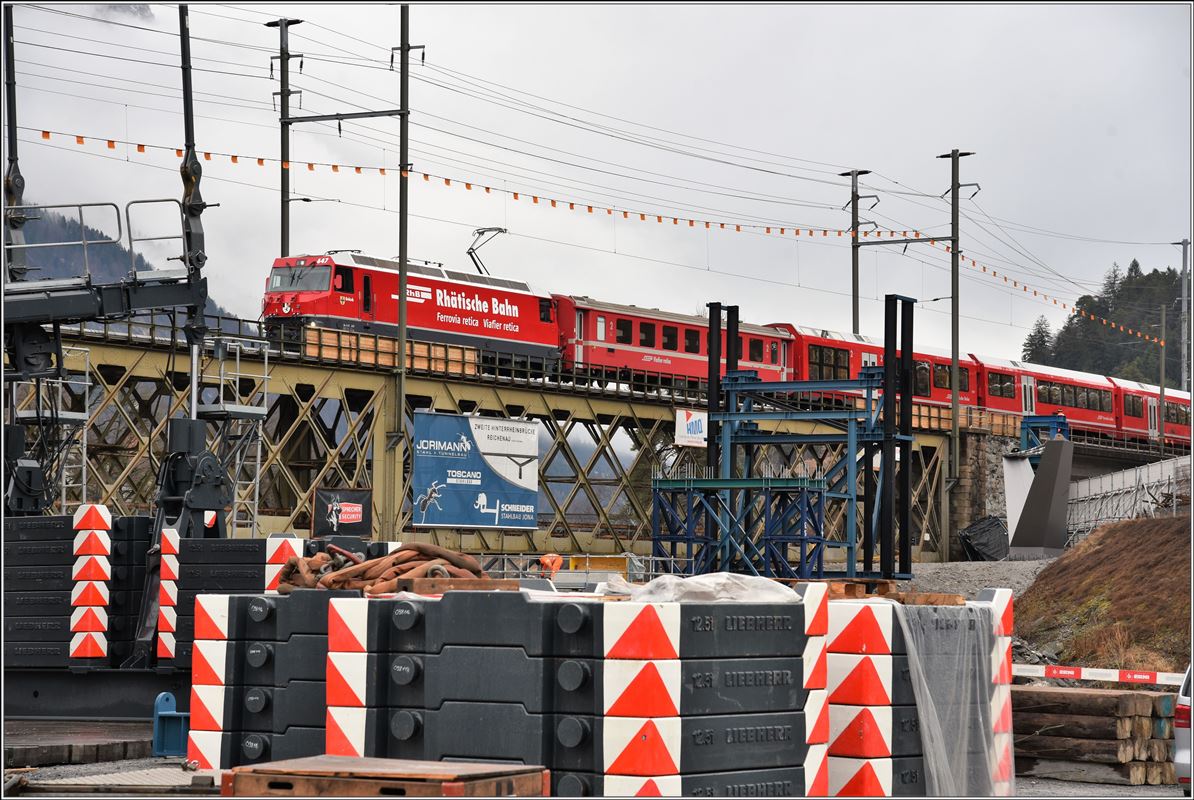 Baustelle 2. Hinterrheinbrücke in Reichenau-Tamins. IR1145 nach St.Moritz mit Ge 4/4 III 647  Grüsch . (16.01.2018)