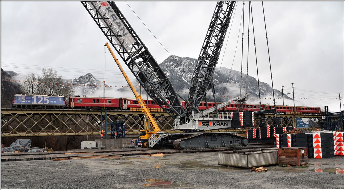 Baustelle 2. Hinterrheinbrücke in Reichenau-Tamins. RE1745 nach Disentis mit Ge 4/4 II 623  Bonaduz , (16.01.2018)