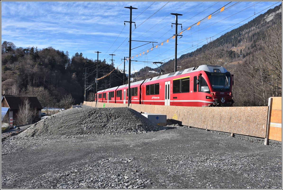 Baustelle 2. Hinterrheinbrücke in Reichenau-Tamins. S2 1560 mit ABe 4/16 3101. Im Vordergrund befindet sich die neue Zufahrt zur 2. Brücke. (15.01.2018)