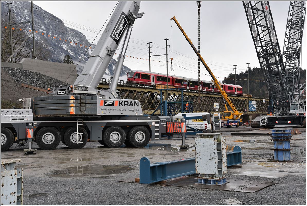 Baustelle 2. Hinterrheinbrücke in Reichenau-Tamins. S2 1559 mit Allegra ABe 4/16 3105. (16.01.2018)