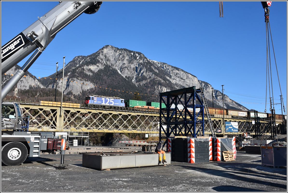 Baustelle 2. Hinterrheinbrücke in Reichenau-Tamins. Valserwasserleerzug nach Ilanz mit Ge 4/4 II 623  Bonaduz . (15.01.2018)