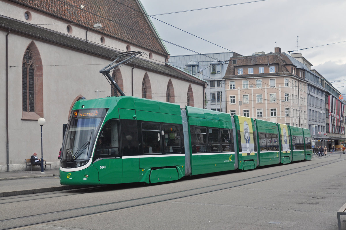 Baustelle am Steinenberg. Darum fährt die Linie 8 vom Claraplatz via Messeplatz, Wettsteinbrücke zum Bahnhof SBB. Hier bedient der Be 6/8 Flexity 5041 die Haltestelle am Claraplatz. Die Aufnahme stammt vom 17.09.2017.